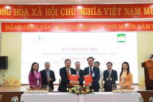 Ông Võ Nguyên Chương (thứ 3, từ phải qua) - Giám đốc Trung tâm phát triển Quỹ đất TP Đà Nẵng và PGS.TS. Trần Thanh Đức – Hiệu trưởng Trường Đại học Nông Lâm (Đại học Huế) ký kết hợp tác. 