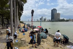 Người dân đi sớm để tìm chỗ đẹp xem pháo hoa. Ảnh: Moon Black