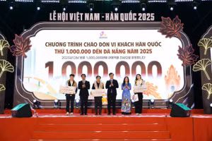 Đại diện lãnh đạo TP Đà Nẵng, ngành du lịch đón và trao quà cho các vị khách Hàn Quốc. 