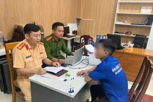 Công an làm việc với tài xế M. Ảnh: CACC