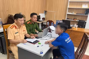 Công an làm việc với tài xế M. Ảnh: CACC