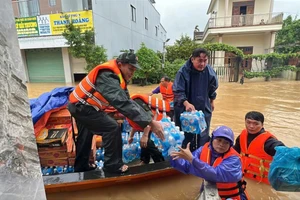 Lực lượng Bộ đội có mặt tại những nơi ngập lụt hỗ trợ nhu yếu phẩm cho người dân.