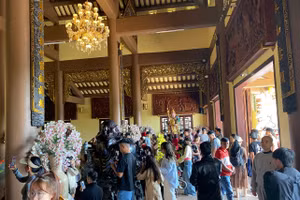 Chùa Linh Ứng – Đà Nẵng quá tải trong những ngày đầu năm mới Ất Tỵ 2025.