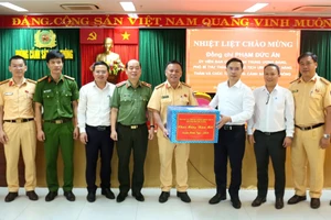 Ông Phạm Đức Ấn (thứ 4, từ phải qua) - Chủ tịch UBND TP Đà Nẵng tặng quà cho lực lượng CSGT Công an TP Đà Nẵng làm nhiệm vụ trực Tết. 