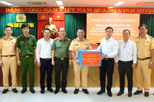 Ông Phạm Đức Ấn (thứ 4, từ phải qua) - Chủ tịch UBND TP Đà Nẵng tặng quà cho lực lượng CSGT Công an TP Đà Nẵng làm nhiệm vụ trực Tết. 