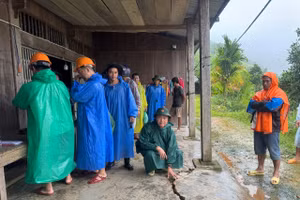 Vết nứt dài khoảng 300m, độ rộng trung bình có nơi gần 50cm. 
