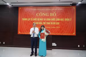 Ông Lê Trung Chinh, Chủ tịch UBND TP Đà Nẵng trao Quyết định bổ nhiệm bà Trương Thị Hồng Hạnh giữ chức Giám đốc Sở Văn hóa – Thể thao và Du lịch TP Đà Nẵng.