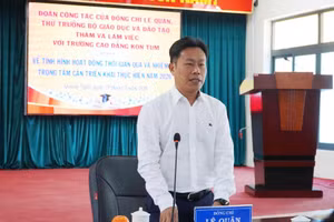 Thứ trưởng Bộ GD&ĐT Lê Quân làm việc với Trường Cao đẳng Kon Tum. Ảnh: Thanh Thanh