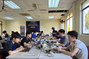 Các đội thi đấu trực tiếp với nhiều thử thách trong việc xâm nhập ứng dụng web, mạng, kỹ thuật mật mã, thuật toán đảo ngược, lỗ hổng XXE...