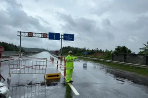 Lực lượng Cảnh sát giao thông thực hiện phân luồng.