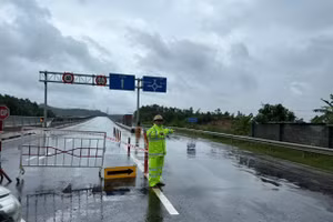 Lực lượng Cảnh sát giao thông thực hiện phân luồng. 