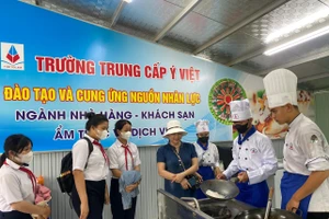 Học sinh được tư vấn và hướng nghiệp về nghề nấu ăn. 