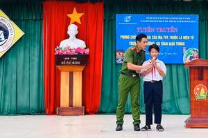 Lực lượng công an ở Đà Nẵng tuyên truyền về tác hại của ma túy, thuốc lá, thuốc lá điện tử cho học sinh hiểu. 