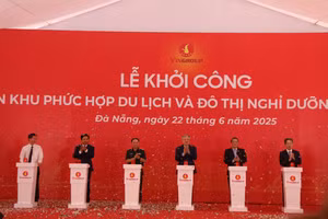 Các đại biểu thực hiện nghi thức khởi công.