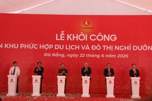 Các đại biểu thực hiện nghi thức khởi công.