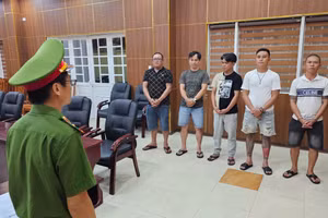 Công an bắt giữ 5 kẻ trong đường dây tổ chức đánh bạc qua mạng.