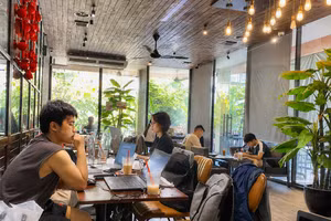 Nhiều sinh viên ngồi hàng giờ tại quán cà phê để học tập, làm việc thay vì ở lại những căn phòng trọ nóng bức, bí bách. 