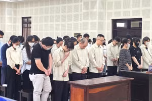 Các bị cáo tại phiên tòa. 