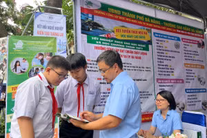 Trường Cao đẳng Đà Nẵng giới thiệu thông tin về trường và ngành nghề cho học sinh tham gia ngày hội. 