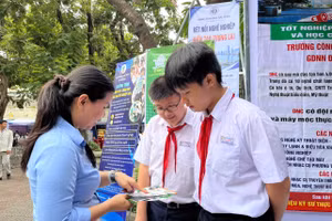 Giảng viên Trường Cao đẳng Đà Nẵng tư vấn, giới thiệu về ngành học của trường. 