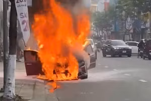 Ô tô bốc cháy dữ dội. 