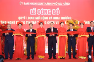 Thực hiện nghi thức cắt băng khai trương.