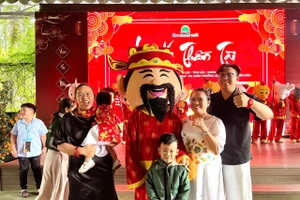 Du khách tham quan khu du lịch Suối khoáng nóng Núi Thần Tài. 