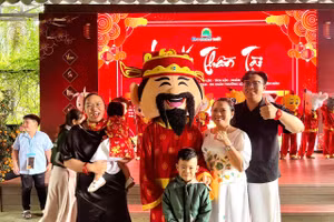 Du khách tham quan khu du lịch Suối khoáng nóng Núi Thần Tài. 