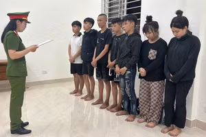 Cơ quan Công an tống đạt quyết định khởi tố bị can, thực hiện lệnh bắt tạm giam những kẻ liên quan. 