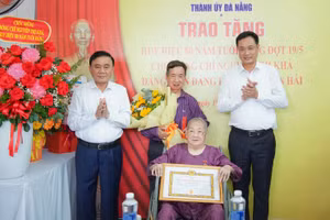 Thường trực Ban Bí thư Trần Cẩm Tú trao Huy hiệu 80 năm tuổi Đảng cho Đảng viên Nguyễn Thị Khá. Ảnh: Cổng TTĐT Đà Nẵng