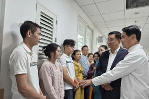 TS.BS Lê Đức Nhân, Giám đốc Bệnh viện Đà Nẵng chia sẻ với ông Lê Ngọc Quang, Bí thư Thành ủy Đà Nẵng về trường hợp em gái hiến gan cứu anh trai mắc ung thư ở Đà Nẵng. 