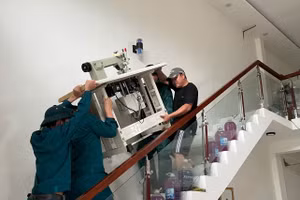 Dân quân tự vệ giúp dân di dời tài sản lên cao tránh lũ.