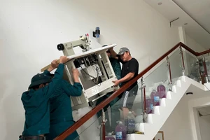 Dân quân tự vệ giúp dân di dời tài sản lên cao tránh lũ.