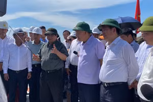 Thủ tướng Phạm Minh Chính cùng Phó Thủ tướng Thường trực Nguyễn Hòa Bình, đi kiểm tra dự án đầu tư xây dựng bến cảng Liên Chiểu - Phần cơ sở hạ tầng dùng chung. 