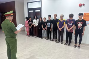 Công an tống đạt quyết định khởi tố bị can đối với 10 thanh thiếu niên để điều tra về tội “Gây rối trật tự công cộng”.