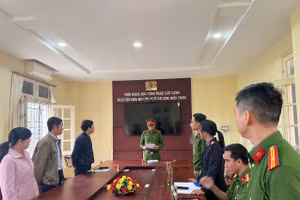 Cơ quan công an tống đạt quyết định khởi tố bị can đối với Nguyễn Hoàng Tuấn, Giám đốc Phân viện Khoa học công nghệ xây dựng miền Trung. Ảnh: CACC