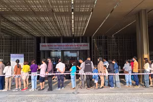 Người dân, du khách xếp hàng dài tham quan bảo tàng đẹp nhất miền Trung