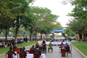 Phiên tòa giả định biến sân trường thành lớp học pháp luật 