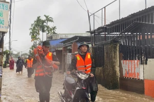 Lực lượng Quân đội, Công an hỗ trợ người dân di dời đồ đạc, sơ tán đến nơi an toàn.