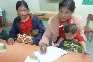 Lớp học xóa mù chữ ở thôn Ngọc Leang, xã Tu Mơ Rông do giáo viên Trường Tiểu học Kim Đồng giảng dạy.