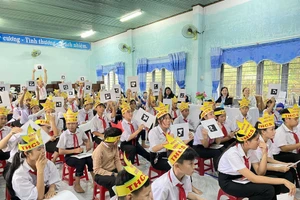Học sinh Trường THCS 19 tháng 8 (xã Trà Tân, TP Đà Nẵng) trong giờ sinh hoạt ngoại khóa.