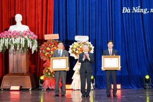 Thừa ủy quyền, ông Nguyễn Đức Dũng - Chủ tịch HĐND TP Đà Nẵng tặng Huân chương Lao động hạng Ba cho 2 nhà giáo.