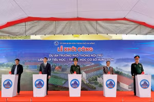 Các đại biểu thực hiện nghi thức khởi công Dự án Trường phổ thông nội trú liên cấp Tiểu học - Trung học cơ sở Hùng Sơn. Ảnh: Parai