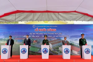 Các đại biểu thực hiện nghi thức khởi công Dự án Trường phổ thông nội trú liên cấp Tiểu học - Trung học cơ sở Hùng Sơn. Ảnh: Parai