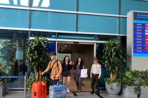 Những du khách từ Tashkent (Uzbekistan) đến Đà Nẵng.