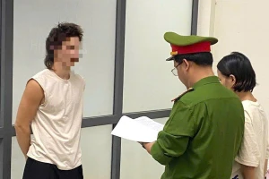 Công an tống đạt Quyết định khởi tố vụ án, khởi tố bị can và Lệnh bắt bị can để tạm giam 3 tháng đối với Motrofanov Valerii. Ảnh: Công an