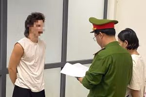 Công an tống đạt Quyết định khởi tố vụ án, khởi tố bị can và Lệnh bắt bị can để tạm giam 3 tháng đối với Motrofanov Valerii. Ảnh: Công an