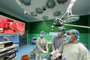 Ekip bác sĩ Bệnh viện Đà Nẵng phẫu thuật cho bệnh nhân D. 
