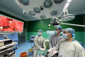 Ekip bác sĩ Bệnh viện Đà Nẵng phẫu thuật cho bệnh nhân D. 