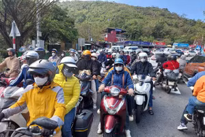 Người lao động, sinh viên ở TP Huế, Quảng Trị, Quảng Bình, Hà Tĩnh, nối đuôi nhau trở lại Đà Nẵng làm việc, học tập sau kỳ nghỉ Tết Nguyên đán.